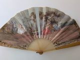 un ventilateur avec un tableau accroché au mur