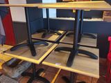 une table entourée de plusieurs chaises