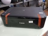 une imprimante Canon posée sur une table dans une pièce
