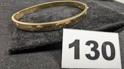 un gros plan sur un bracelet en or avec une étiquette de prix