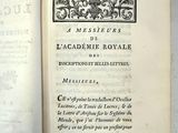 un livre écrit posé sur une table
