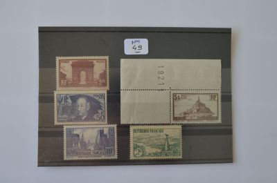 une photo d'un tableau accroché au mur sur lequel sont collés des timbres