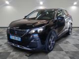 le 4x4 noir est garé dans le garage sur un sol en damier