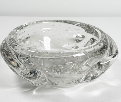un saladier en verre transparent rempli d'eau, posé sur une surface blanche