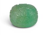 un gros plan d'un savon vert posé sur une surface blanche
