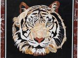 peinture représentant une tête de tigre réalisée à partir de papier déchiré