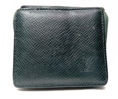 Le portefeuille en cuir noir est ouvert et prêt à l'emploi.
