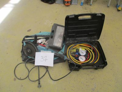 une boîte à outils contenant quelques fils et câbles