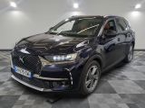 vue de face d'un SUV bleu garé sur un sol à damier