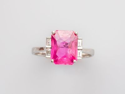 une bague en tourmaline rose et diamant