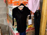 une pile de cartons recouverts de vêtements dans une pièce