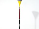 lampe sur pied en forme de cône, avec un pied rouge, jaune et noir