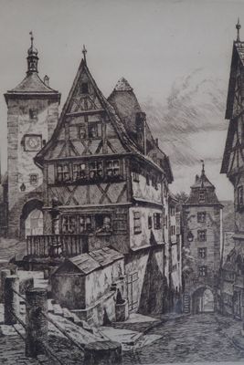 un dessin représentant une rue avec une tour horloge en arrière-plan