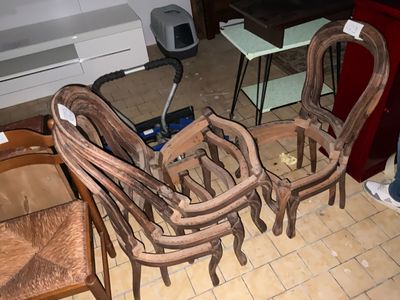quatre chaises posées à même le sol dans une pièce