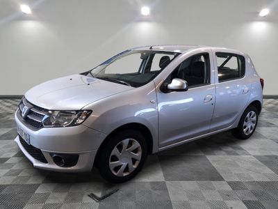 la photo d'une voiture argentée garée dans un garage