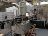 une image d'une usine avec de nombreuses machines