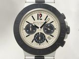 gros plan d'une montre sur fond blanc