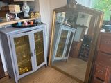un grand miroir dans un coin de la pièce