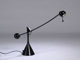 un gros plan d'une lampe noire posée sur une surface blanche