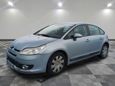 la photo d'une voiture bleue garée dans un garage