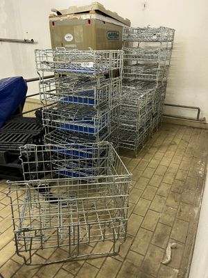 de nombreuses cages empilées les unes sur les autres dans une pièce
