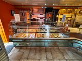 une vitrine remplie de pâtisseries et de viennoiseries