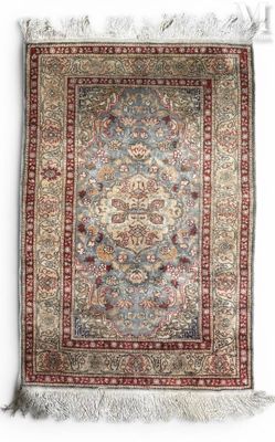 un tapis à franges accroché au mur