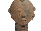 une image représentant une tête de femme en argile