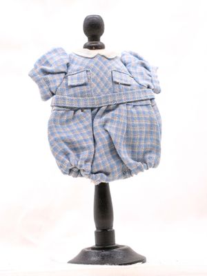 une robe à carreaux bleus et blancs sur un mannequin
