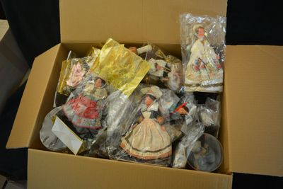 une boîte en carton remplie d'objets hétéroclites sur une table