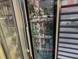 deux réfrigérateurs qui se trouvent dans un magasin