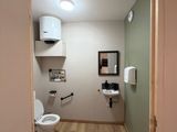 une salle de bain avec toilettes et lavabo