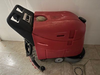 une machine rouge posée sur le sol