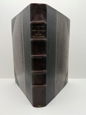 gros plan d'un livre sur une table à fond blanc