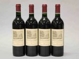 trois bouteilles de vin rouge sont alignées sur une table