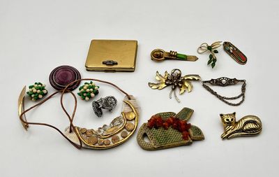 de nombreux bijoux différents posés sur une surface blanche