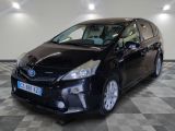 une photo d'une Toyota Prius noire garée sur un sol à damier