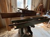une photo d'un établi dans un atelier où il y a beaucoup de bois
