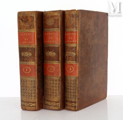 deux vieux livres posés l'un sur l'autre sur une table
