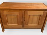 une armoire en bois à deux portes et un tiroir