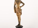 une image représentant une statue en bronze d'une femme, les mains sur les hanches