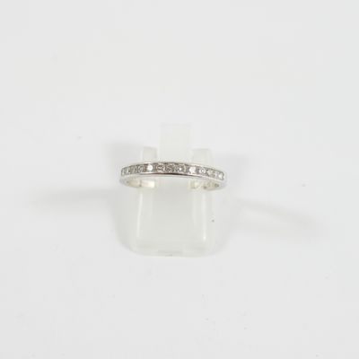 une bague en or blanc avec des diamants sur fond blanc