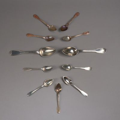 de nombreuses cuillères disposées en cercle sur la table