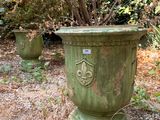 deux jardinières vertes posées par terre dans les bois