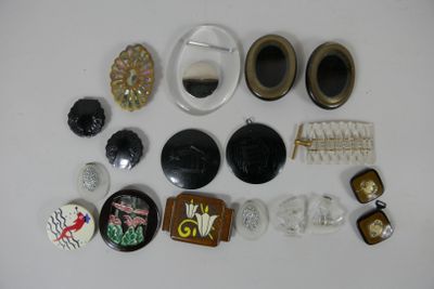 Boucles de ceinture certaines vintage et une en verre pressé…