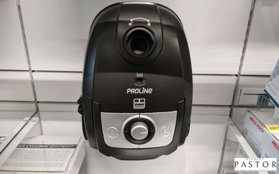 un aspirateur noir et argent exposé dans un magasin