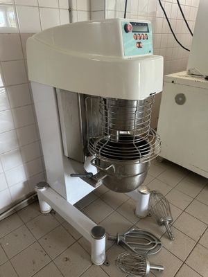 un mixeur posé sur un support dans une cuisine