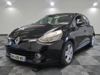 la voiture noire est garée sur un sol en damier dans le garage