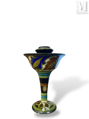 un vase en verre posé sur une table