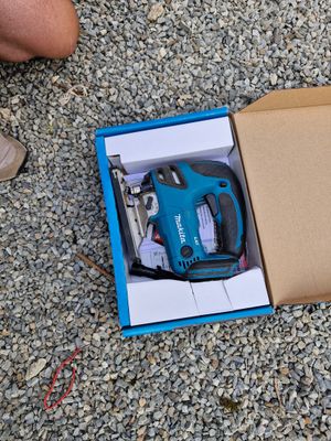 une boîte contenant un pistolet à colle sans fil bleu